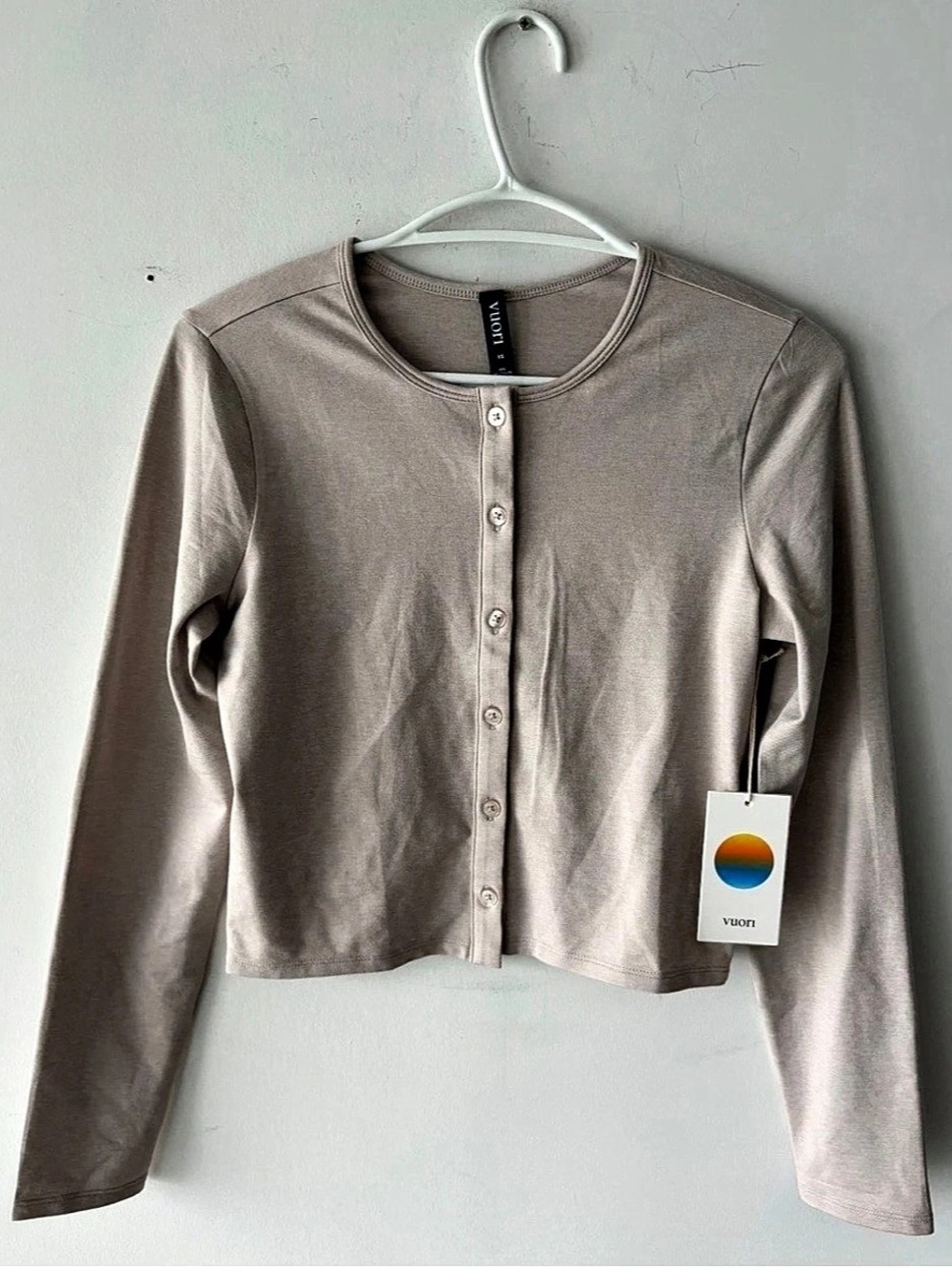 Vuori Halo Cardigan 2.0 Long Sleeve Cropped Top in Beige Size XS NWT